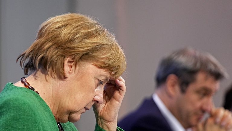 La chancelière allemande Angela Merkel assiste à une conférence de presse après une réunion avec les dirigeants des États pour discuter des options au-delà de la fin du verrouillage de la pandémie, au milieu de l'épidémie de coronavirus (COVID-19), à Berlin, Allemagne, le 23 mars 2021. Michael Kappeler / Piscine via REUTERS