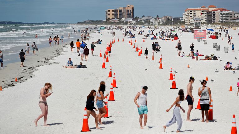 Cônes disposés sur Clearwater Beach dans le cadre de mesures de distanciation sociale