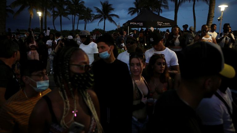 هزاران نفر برای جشن گرفتن جمع شده اند - اما بسیاری از آنها به محدودیت های غرق شدن متهم شده اند