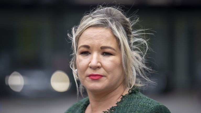 La vice-première ministre Michelle O'Neill lors d'une visite au centre de vaccination de l'hôpital d'Ulster