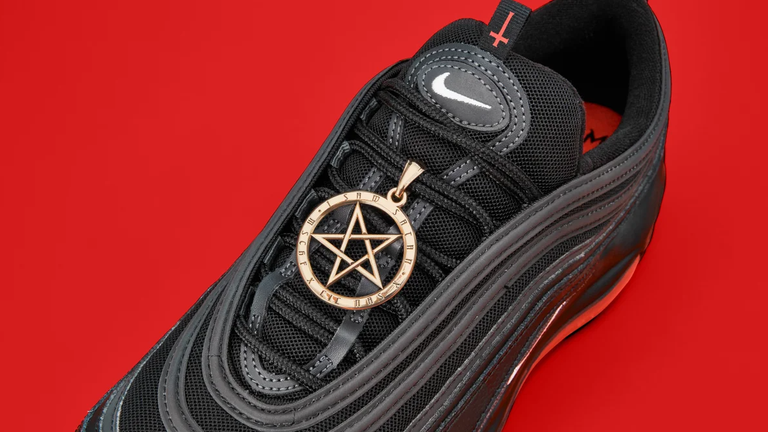 Un pentagramme, symbole du satanisme, orne le haut des chaussures.  Photo: MSCHF