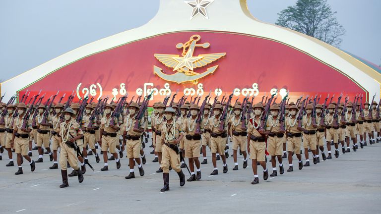 Des militaires participent à un défilé lors de la Journée des forces armées à Naypyitaw, au Myanmar, le 27 mars 2021. REUTERS / Stringer