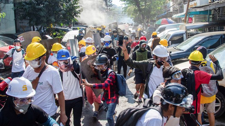 Des manifestants fuient la police lors d'une manifestation à Yangon