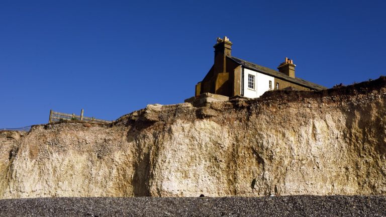 Un chalet se trouve à proximité du bord de la falaise.  Birling Gap et Crowlink, près d'Eastbourne dans l'East Sussex, font partie des célèbres falaises de craie Seven Sisters, l'une des plus longues étendues de littoral non développé de la côte sud.  Le National Trust met en garde contre les effets d'un changement climatique incontrôlé sur ses propriétés et ses paysages Pic: National Trust