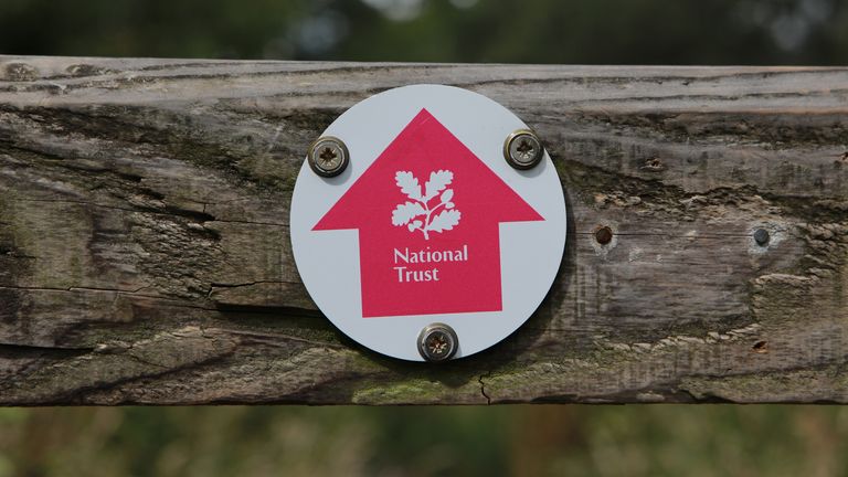 Un sentier du National Trust signe à Beningbrough Hall, un site du National Trust dans le Yorkshire du Nord 