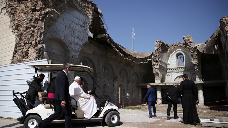 Le pape François arrive pour tenir une minute de silence dans la cathédrale détruite