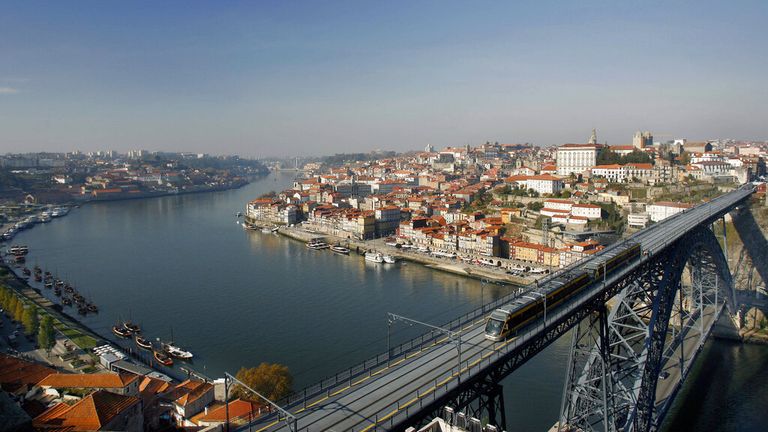 Le Portugal se dit prêt à accueillir les touristes britanniques qui sont `` immunisés ''  ou test négatif.  Pic: AP