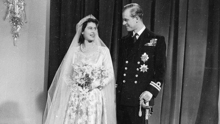 این عکس رسمی عروسی شاهزاده خانم الیزابت و همسر جدیدش شاهزاده فیلیپ ، دوک ادینبورگ است که پس از بازگشت آنها به کاخ باکینگهام پس از ازدواج در ابی وست مینستر ، 20 نوامبر 1947 ساخته شده است. (عکس AP)