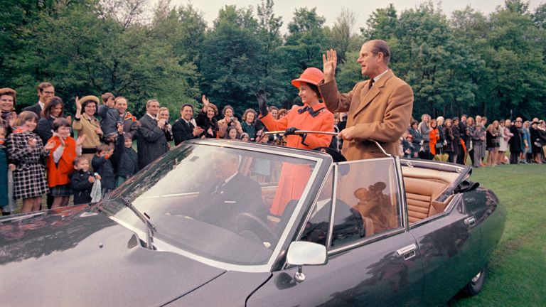 La reine Elizabeth II de Grande-Bretagne, avec son mari le prince Philip, dans une voiture à toit ouvert alors qu'ils quittent un événement, à Paris, le 16 mai 1972. La reine est en visite officielle de quatre jours en France.  (Photo AP)
