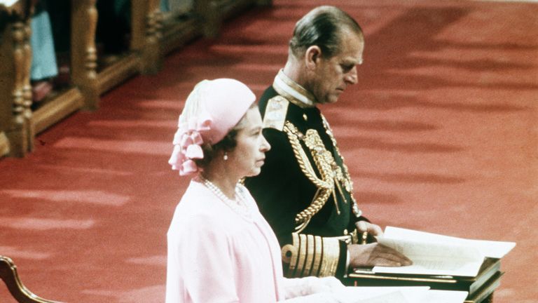 La reine Elizabeth II est vue agenouillée avec son mari, le prince Philip, le duc d'Édingburgh, à la cathédrale Saint-Paul de l'église paroissiale de la ville de Londres, lors des célébrations de son jubilé d'argent le 7 juin 1977 (AP-PHOTO) /BASSIN)