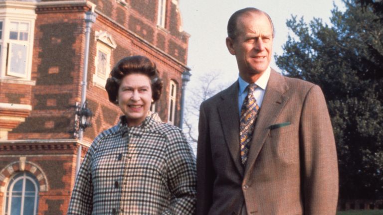 La reine britannique Elizabeth II et le duc d'Édimbourg, le prince Philip, posent dans le parc de Sandringham House, à Norfolk, le 4 février 1982, pour commémorer le 30e anniversaire de l'accession de Sa Majesté au trône.  (Photo AP / Piscine)