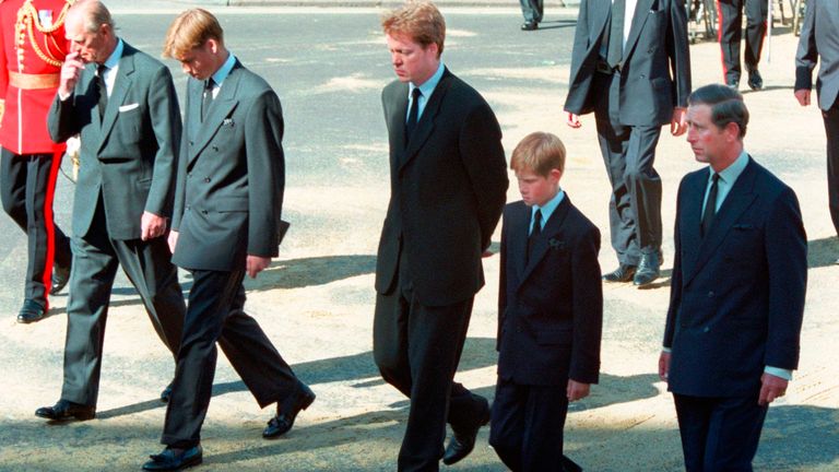 DOSSIER - Dans cette photo d'archive du samedi 6 septembre 1997, de gauche, le prince Philip, le prince William, le comte Spencer, le prince Harry et le prince Charles suivent le cercueil de Diana, princesse de Galles le long de la Horse Guards Parade en direction de l'abbaye de Westminster, à Londres.  Longtemps rejeté comme un fêtard, le prince Harry s'est transformé aux yeux du public et jouit d'une popularité généralisée alors qu'il se prépare à épouser Meghan Markle le 19 mai 2018. Harry est devenu un ardent défenseur des vétérans et a gagné l'admiration en parlant op