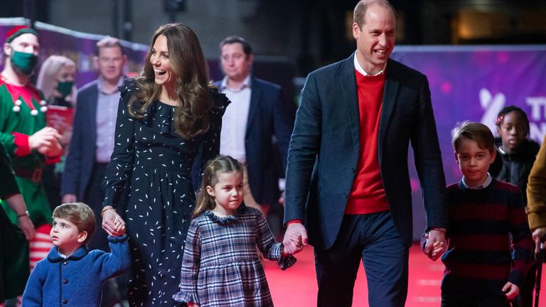 Archivo - En esta foto de archivo del viernes 11 de diciembre de 2020, el príncipe Guillermo y Kate de Gran Bretaña, el duque y la duquesa de Cambridge y sus hijos, el príncipe Louise, se van, y la princesa Charlotte y el príncipe George llegan para un espectáculo de pantomima especial.  Palladium Theatre, Londres.  Una de las afirmaciones más dramáticas en la entrevista del príncipe Harry y Megan con Oprah Winfrey es que a su hijo se le negó el título real, probablemente debido al color de su piel.  La reina Isabel II tiene nueve bisnietos