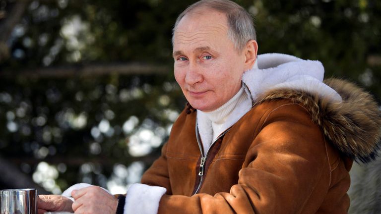 دیمیتری پسکوف سخنگوی کرملین گفت پوتین و سرگئی شویگو وزیر دفاع روسیه این آخر هفته را در سیبری می گذرانند.  عکس: AP