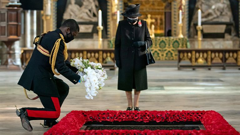 The Queen&#39;s former equerry, Lieutenant Colonel Nana Kofi Twumasi-Ankrah, placing flowers on the grave of the Unknown Warrior for her