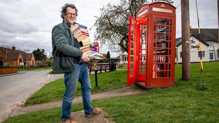 این جعبه تلفن در Warwickshire به عنوان بخشی از طرح Adopt a Kiosk به یک تبادل کتاب رایگان تبدیل شده است