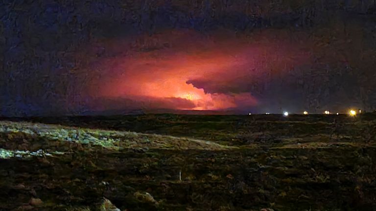 Le ciel nocturne brille suite à l'éruption d'un volcan sur la péninsule islandaise de Reykjanes non loin de la capitale Reykjavik, vendredi 19 mars 2021. Pic: Hildur Hlín Jónsdóttir / AP