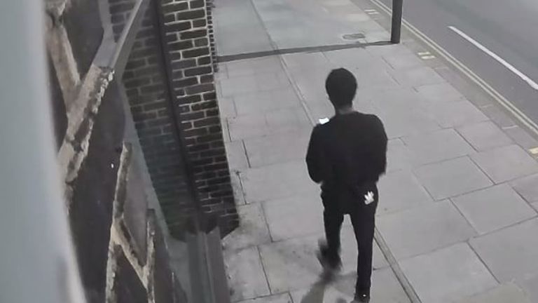 Image de vidéosurveillance de Richard Okorogheye, disparu du sud de Londres.  Pic: Police rencontrée