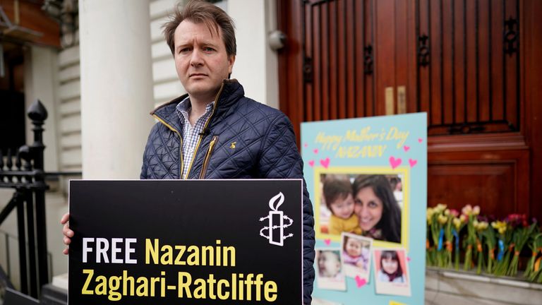 Le mari de Nazanin Zaghari-Ratcliffe, Richard Ratcliffe, devant l'ambassade d'Iran à Londres