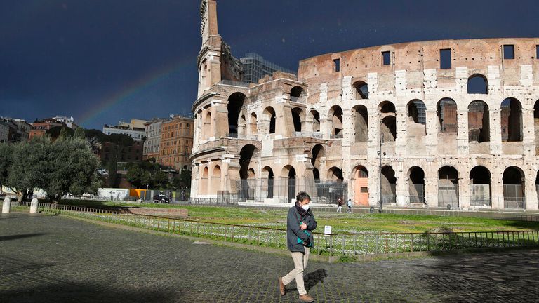 De nombreuses régions d'Italie sont maintenant revenues dans le verrouillage le plus strict.  Pic: AP 