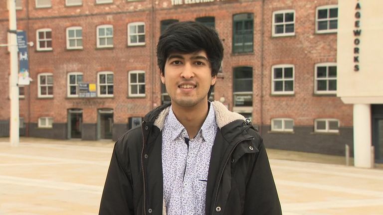 Saif Munir est d'origine pakistanaise et est né en Grande-Bretagne
