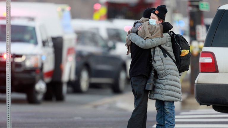 Des femmes s'étreignent au coin de Broadway et de Table Mesa Drive, près d'une épicerie King Soopers où une fusillade a eu lieu lundi.  Pic: AP