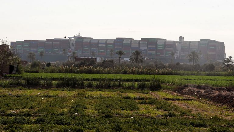کشتی کانتینر گیر شده Ever Given که یکی از بزرگترین کشتی های کانتینری جهان است پس از اینکه در کانال سوئز ، مصر در 26 مارس 202 غوطه ور شد ، دیده می شود. REUTERS / محمد عبد الغنی