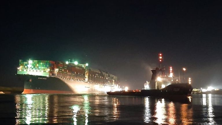 Les images montrent le porte-conteneurs géant après qu'il a finalement été suffisamment délogé pour que d'autres navires puissent passer.  Pic: Autorité du canal de Suez