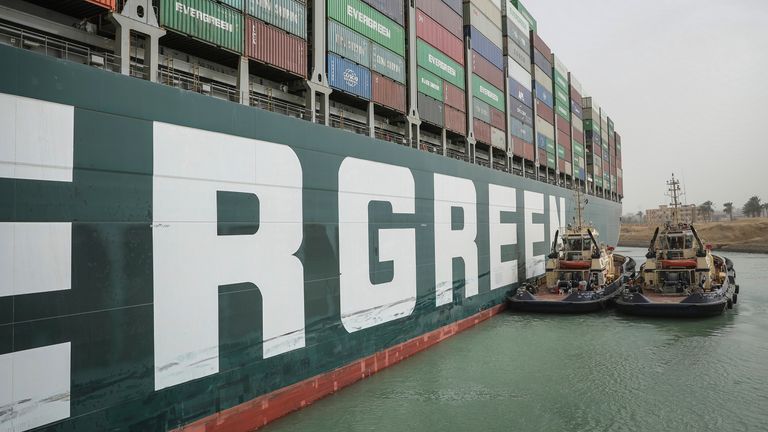 Des remorqueurs participent à l'opération pour tenter de renflouer Ever Given dans le canal de Suez.  Pic: AP