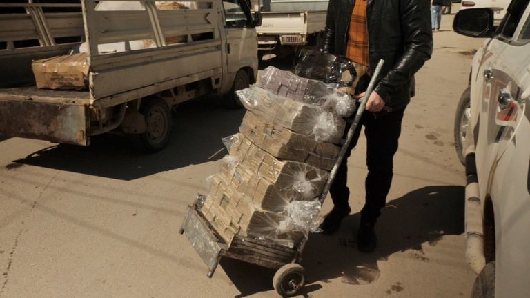 Sur le marché de Qamishli, les changeurs ont besoin de chariots pour transporter leur monnaie