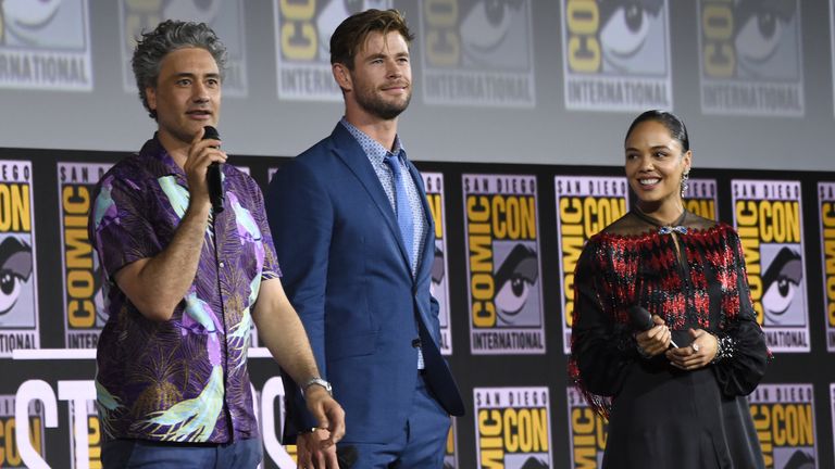 يعود كل من Taika Waititi و Chris Hemsworth و Tessa Thompson إلى الفيلم.  الموافقة المسبقة عن علم: كريس بيزيلو / Invision عبر AP