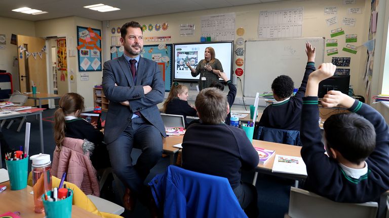Simon Cotterill, directeur de la Manor Park School and Nursery à Knutsford, Cheshire, est assis dans une salle de classe 