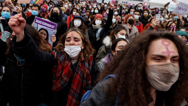 واحتجت مئات النساء على قرار الانسحاب من اتفاقية اسطنبول