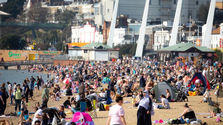 Les foules profitent du soleil à Southend-on-Sea.  Pic: David Parry / Shutterstock