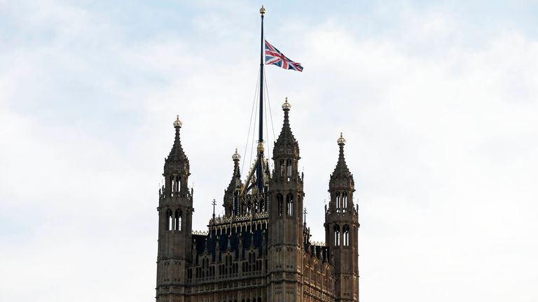 Le drapeau de l'Union au-dessus de la tour Victoria dans les chambres du Parlement était en berne en novembre 2019 après une attaque terroriste sur le pont de Londres