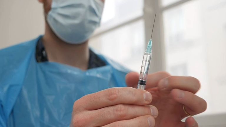 فرانسه ، مانند سایر مناطق اروپا ، به تدریج برای برنامه واکسیناسیون خود جنبشی پیدا می کند