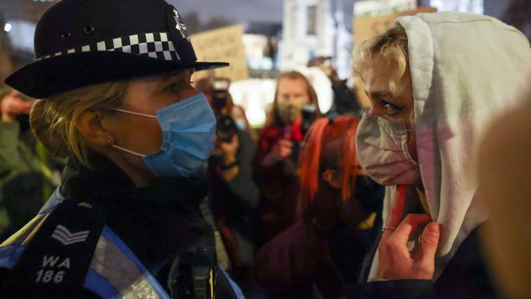 پس از آدم ربایی و قتل سارا اورارد ، در لندن ، انگلیس ، 14 مارس 2021 شخصی در مقابل میدان افسر پلیس در میدان پارلمان ایستاده است.