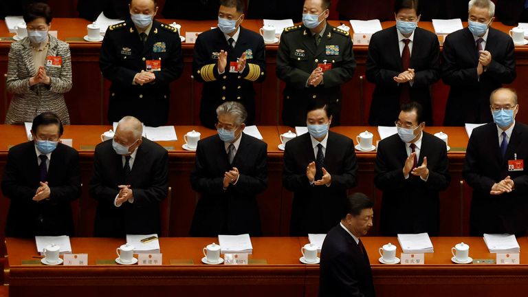 O líder chinês Xi Jinping foi elogiado ao chegar ao Congresso Nacional do Povo em Pequim.  Você pode ver Carrie Lam, CEO de Hong Kong, no canto superior direito