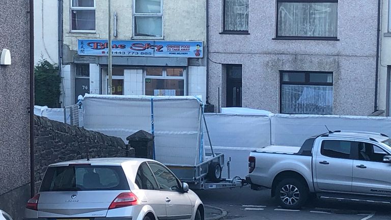 Obstacles sur les lieux dans le village d'Ynyswen à Treorchy, Rhondda après un grave incident.  Date de la photo: vendredi 5 mars 2021.