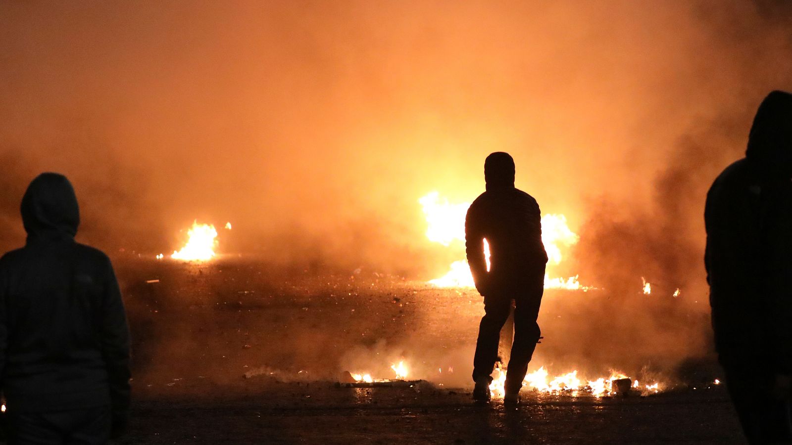 Northern Ireland: Petrol bombs won't demolish a border in the Irish Sea ...