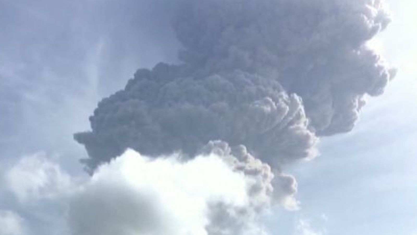  St Vincent volcano eruption  sends clouds of ash six miles 