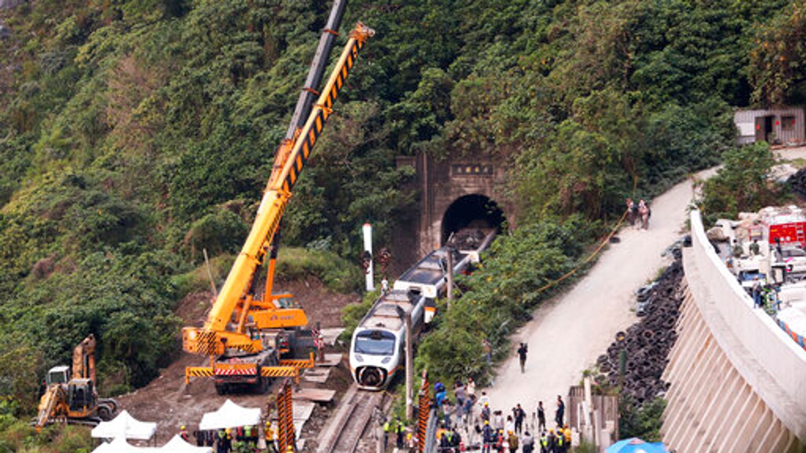 Taiwan Incidente ferroviario: il pubblico ministero cerca di arrestare il proprietario del camion in uno scontro che ha ucciso 50 persone |  Notizie dal Regno Unito