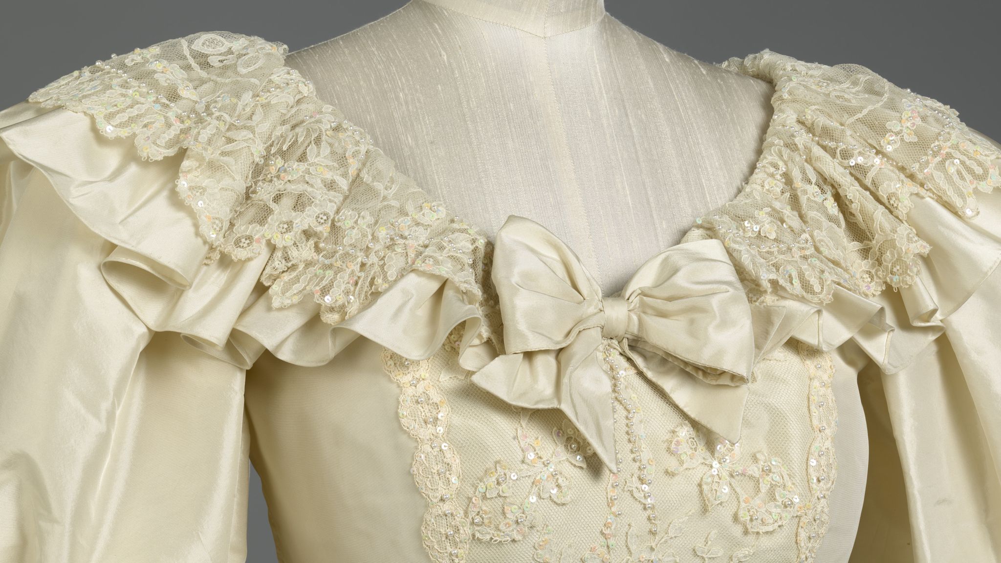 Princess Diana's wedding dress goes on display to public at Kensington ...