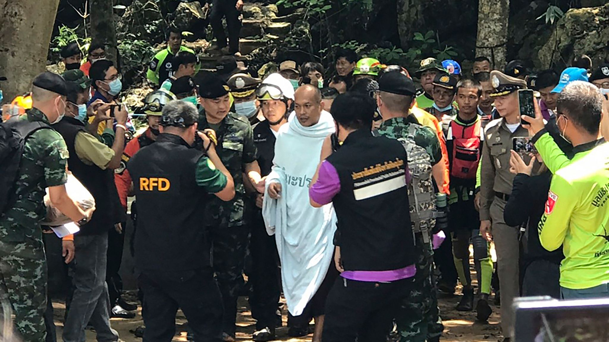 В тайланде утонула в бассейне. Спасательная операция Тайланд 2018. Спасательная операция в пещере Тхамлуангнангнон. Спасательная операция в Тайланде в пещере 2018. Дети в пещере Тайланда 2018 год.