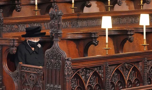 Prince Philip funeral: Queen arrives at St George's Chapel ahead of minute's silence as Duke of Edinburgh is laid to rest - Vimarsana News
