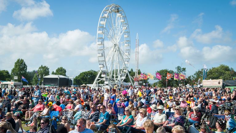 شرکت کنندگان جشنواره در روز چهارم جشنواره Isle of Wight 2017 ، در Seaclose Park ، Isle of Wight ، در صحنه اصلی صحنه استراحت می کنند.