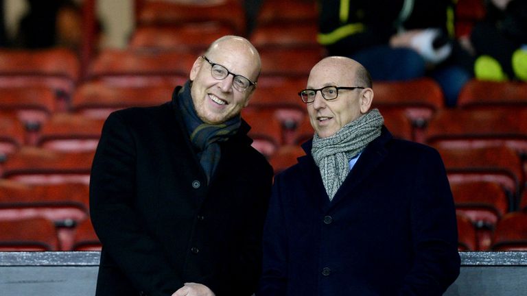 Foto de archivo, de fecha 11 de febrero de 2015, de los copresidentes del Manchester United, Joel Glazer (derecha) y Avram Glazer (izquierda).  Fecha de estreno: lunes 19 de abril de 2021.