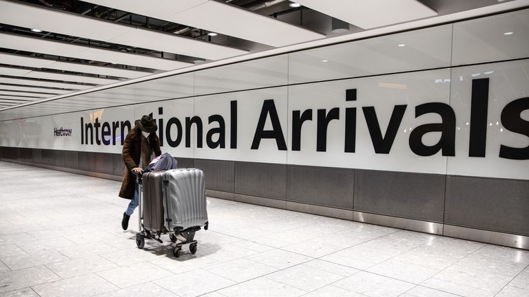 Passager portant un masque facial arrive au hall des arrivées internationales d'Heathrow.  (Photo par May James / SOPA Images / Sipa USA)