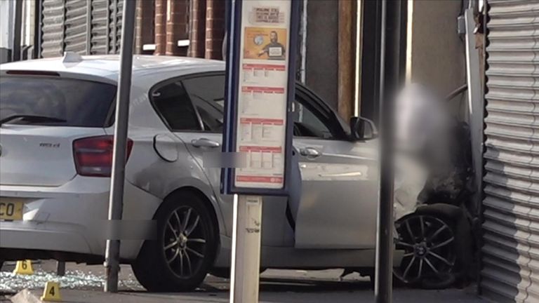 Un petit garçon de deux semaines est décédé après que son landau a été heurté par une voiture.  Une BMW aurait été impliquée dans une collision avec une autre voiture à High Street, à Brownhills, avant de heurter le landau du bébé vers 16 heures le dimanche de Pâques, a déclaré la police des West Midlands.  Le bébé était alors poussé le long du trottoir par sa famille et a subi de graves blessures.