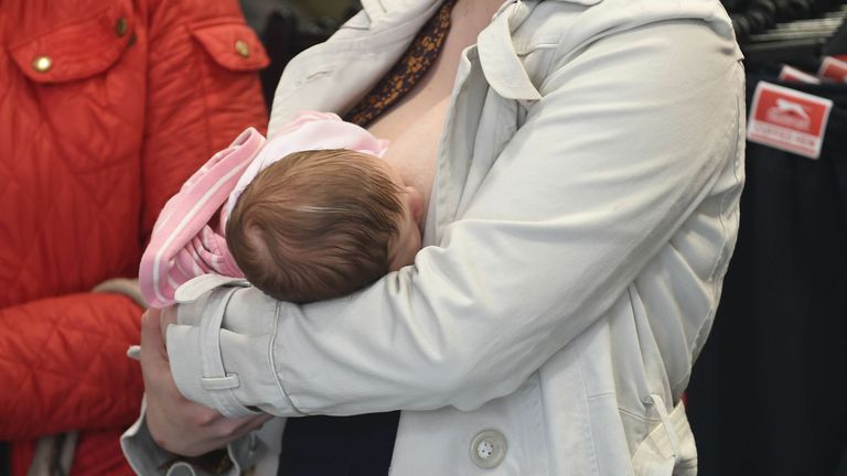 تم العثور على أن الرضاعة الطبيعية لا تعرض الأطفال حديثي الولادة لخطر انتقال COVID.  ملف الموافقة المسبقة عن علم
